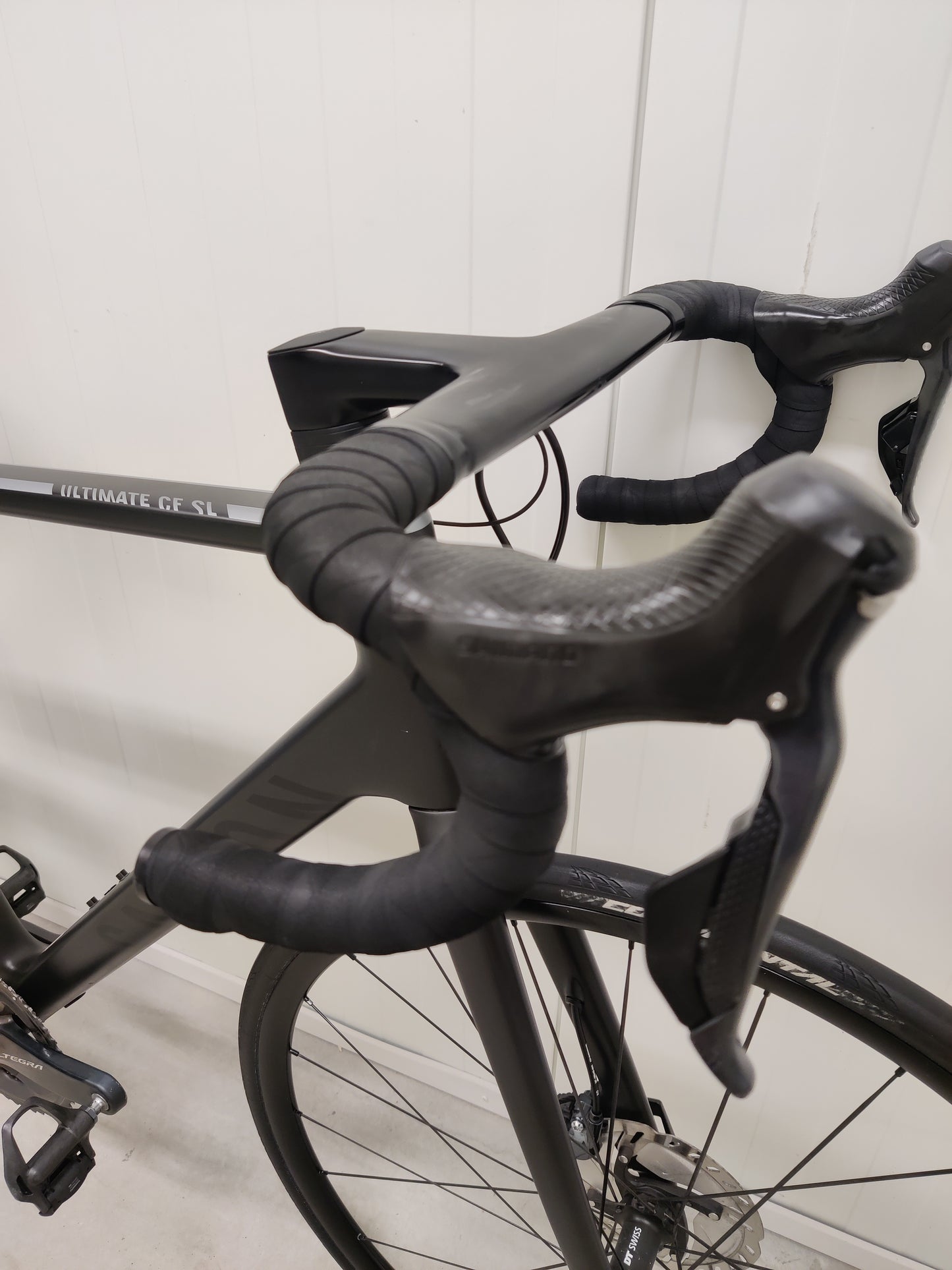 Canyon Ultimate CF SL Disc 8.0 Di2 2019 L käytetty maantiepyörä