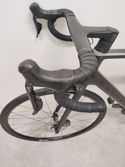 Canyon Ultimate CF SL Disc 8.0 Di2 2019 L käytetty maantiepyörä